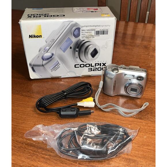 Nikon COOLPIX 3200 3.2MP Digital Camera - Tested Working